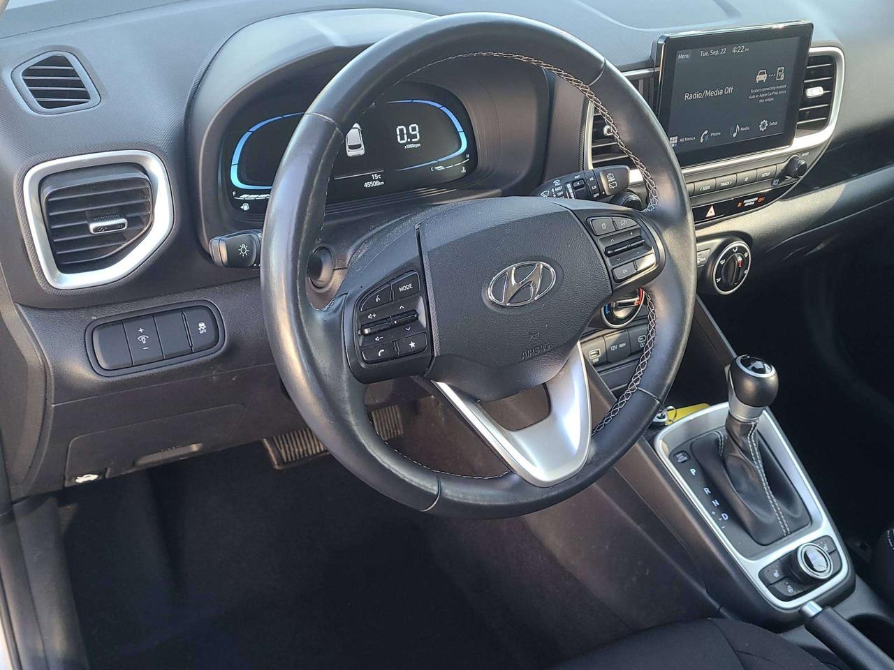 2025 Hyundai Venue PREFERRED, A/C, HEATED, SEATS, APPLE/ANDROID, 45K! Photo