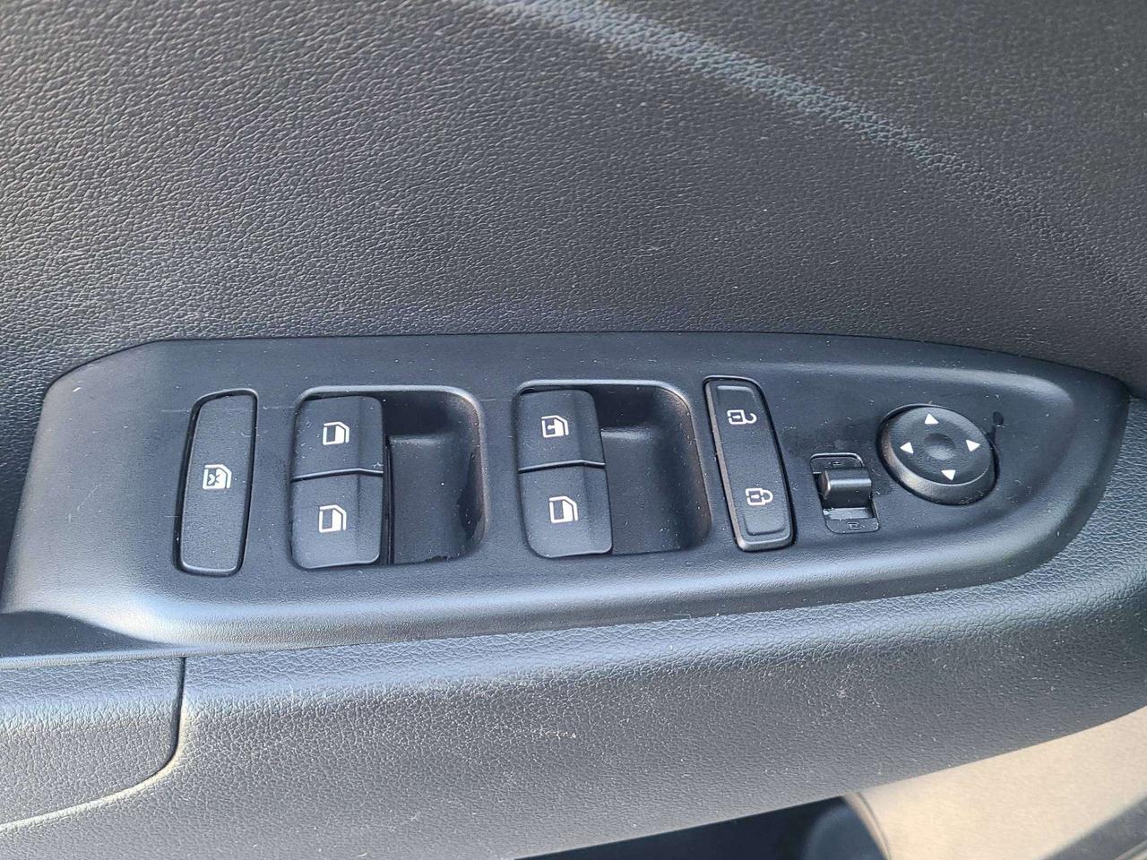 2025 Hyundai Venue PREFERRED, A/C, HEATED, SEATS, APPLE/ANDROID, 45K! Photo