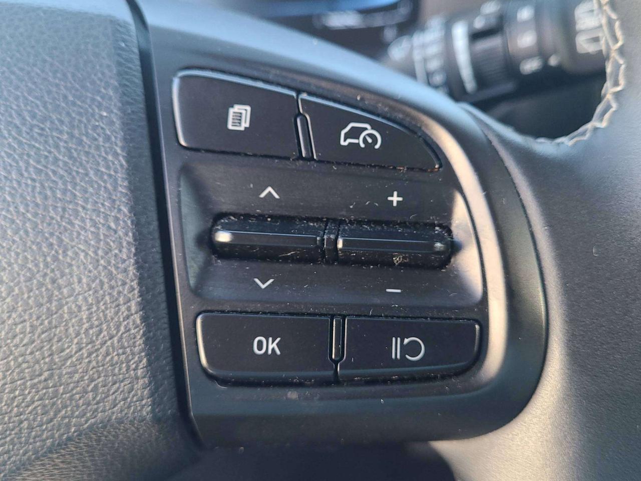 2025 Hyundai Venue PREFERRED, A/C, HEATED, SEATS, APPLE/ANDROID, 45K! Photo