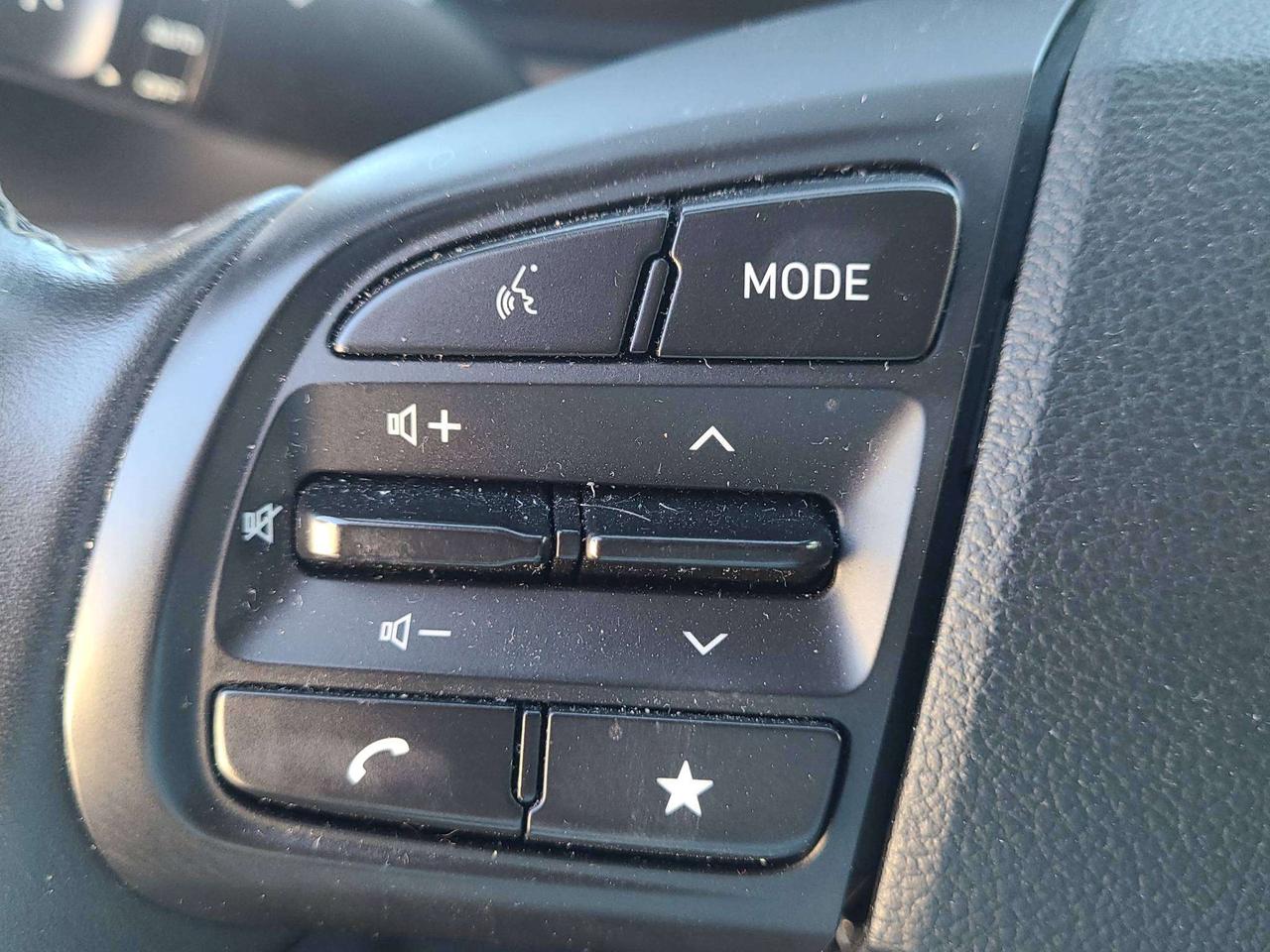 2025 Hyundai Venue PREFERRED, A/C, HEATED, SEATS, APPLE/ANDROID, 45K! Photo