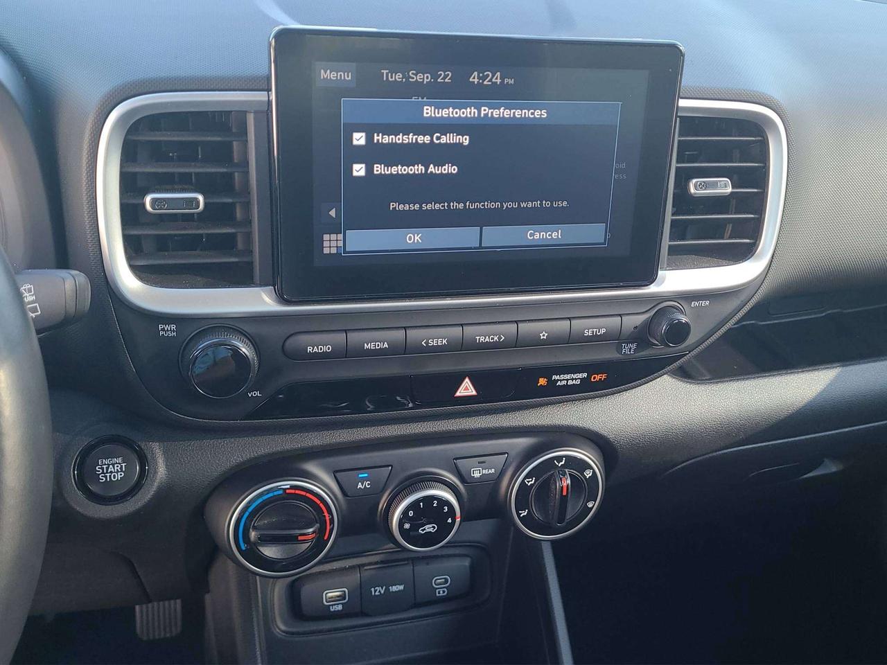 2025 Hyundai Venue PREFERRED, A/C, HEATED, SEATS, APPLE/ANDROID, 45K! Photo