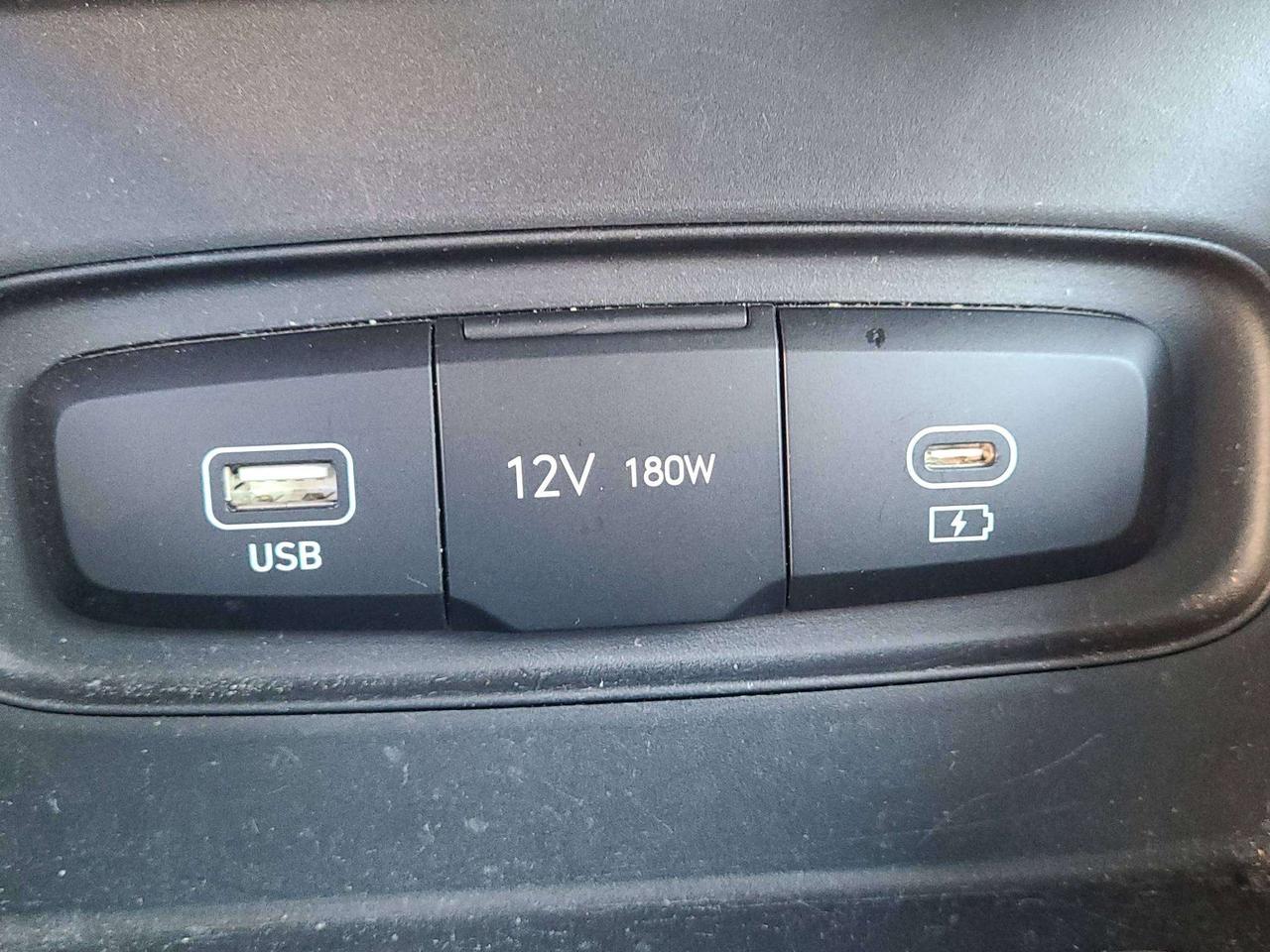 2025 Hyundai Venue PREFERRED, A/C, HEATED, SEATS, APPLE/ANDROID, 45K! Photo