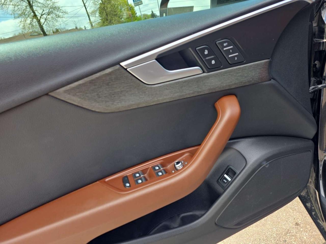 2019 Audi A4 Progressiv * CARPLAY / 360 CAMERA / BLIND SPOT / ROOF / BROWN INT Photo