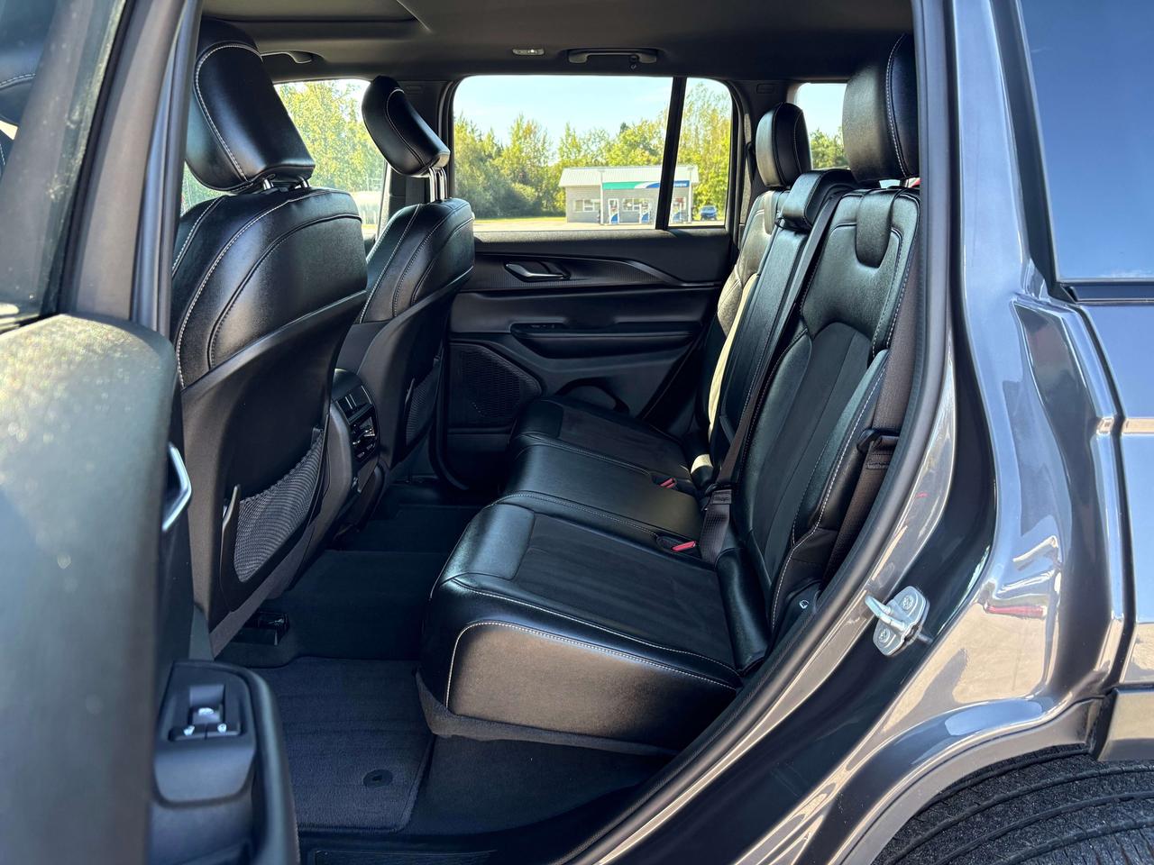 2024 Jeep Grand Cherokee Altitude - htd seat/wheel - wireless charger Photo