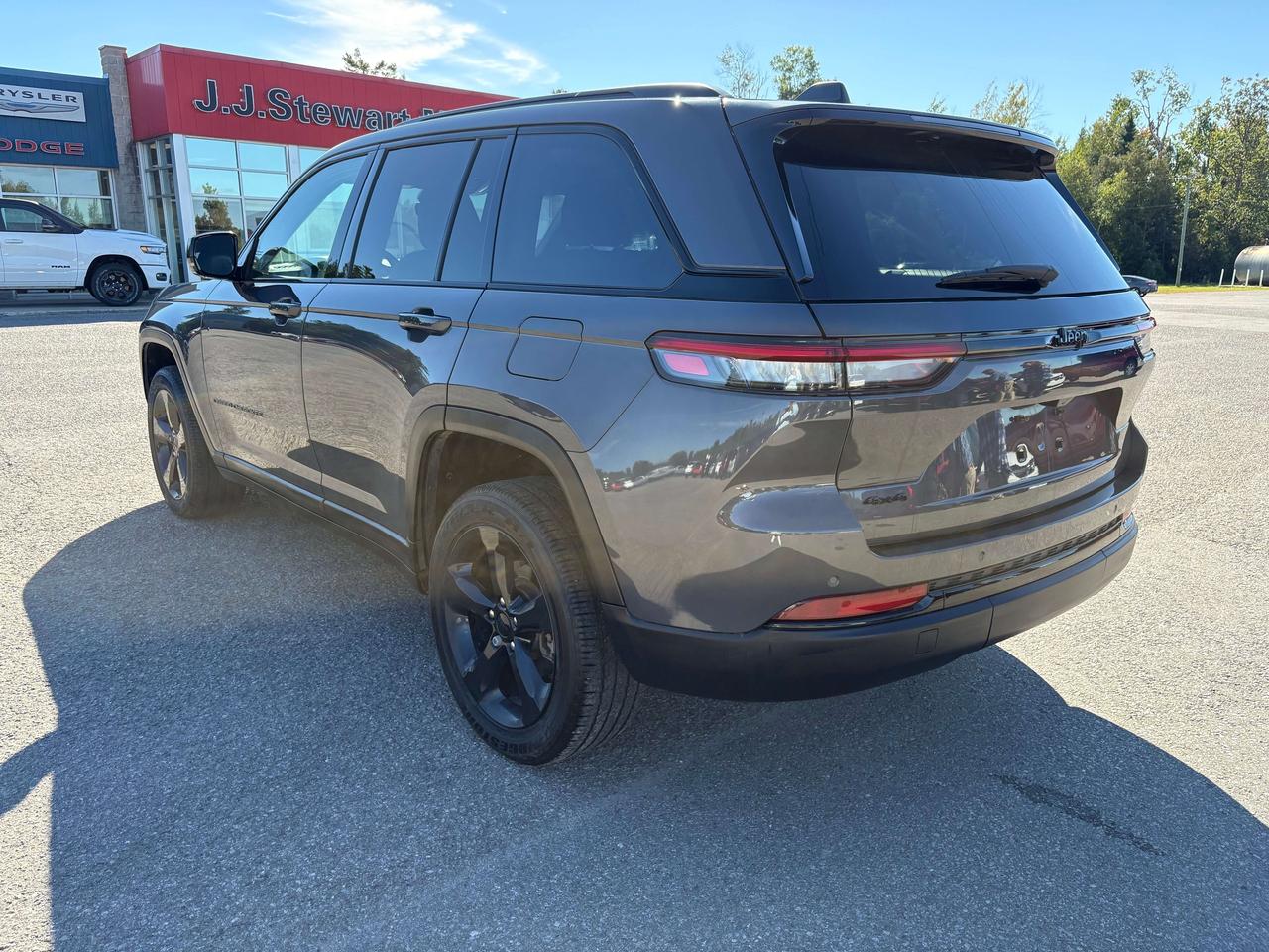 2024 Jeep Grand Cherokee Altitude - htd seat/wheel - wireless charger Photo