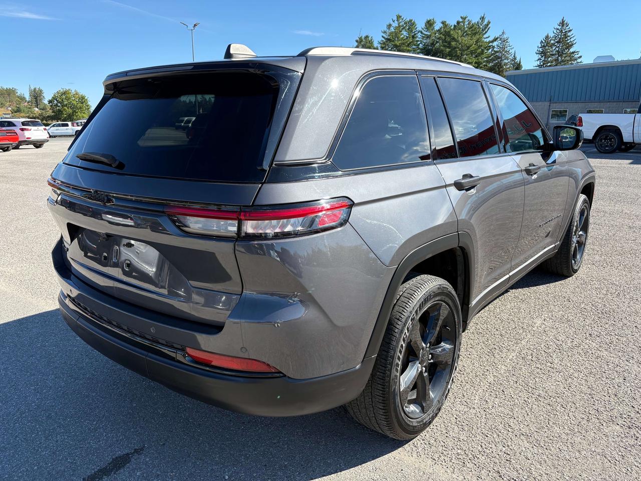 2024 Jeep Grand Cherokee Altitude - htd seat/wheel - wireless charger Photo