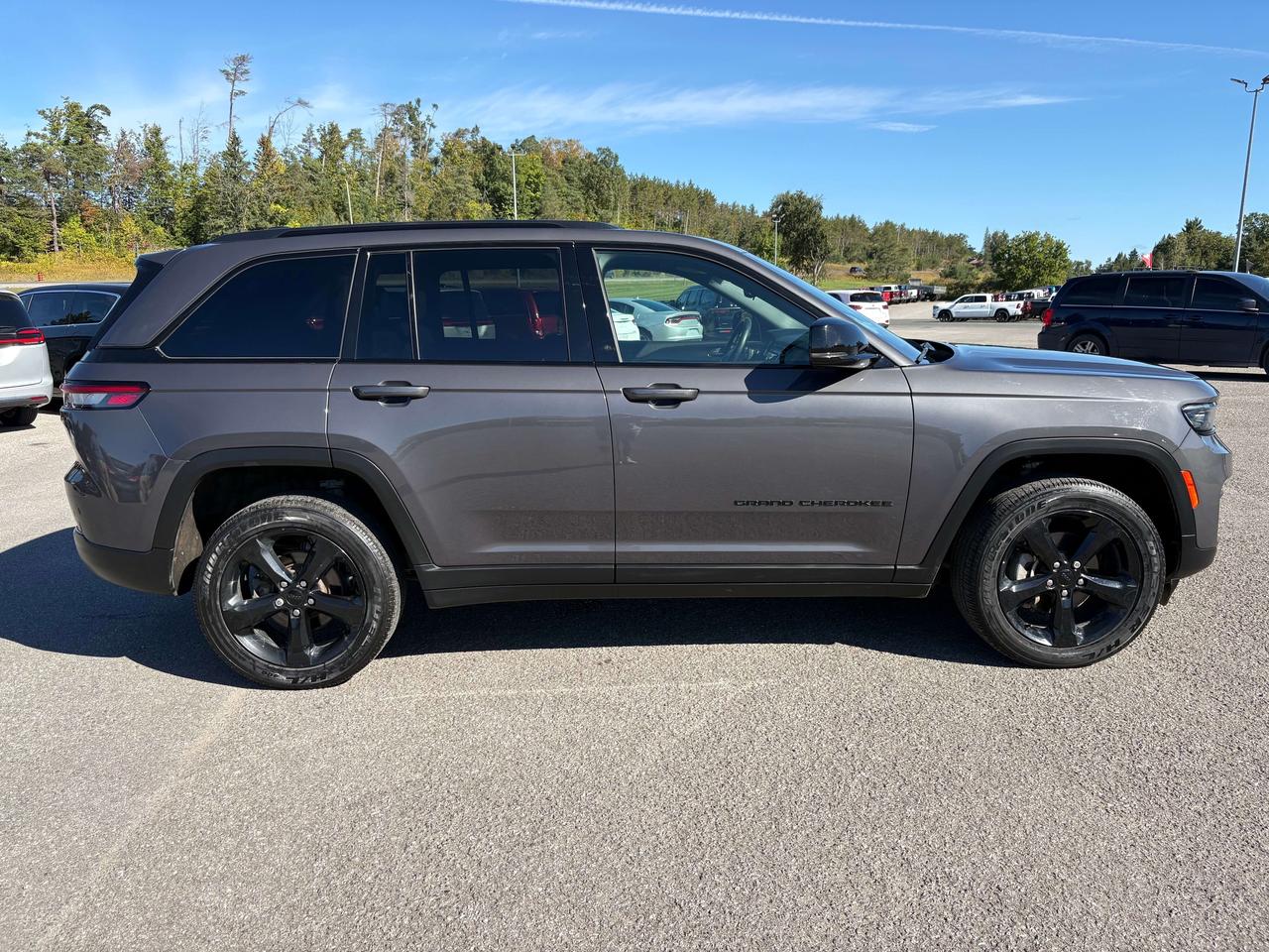 2024 Jeep Grand Cherokee Altitude - htd seat/wheel - wireless charger Photo