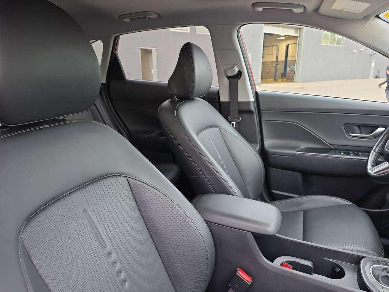 2025 Hyundai KONA Preferred Trend   NO ACCIDENTS LTHR S.ROOF 8.1L/100KM Photo