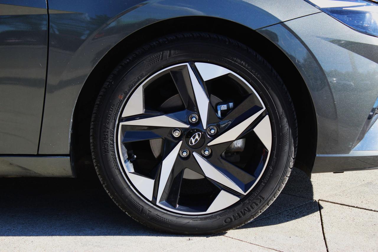2023 Hyundai Elantra Luxury Photo