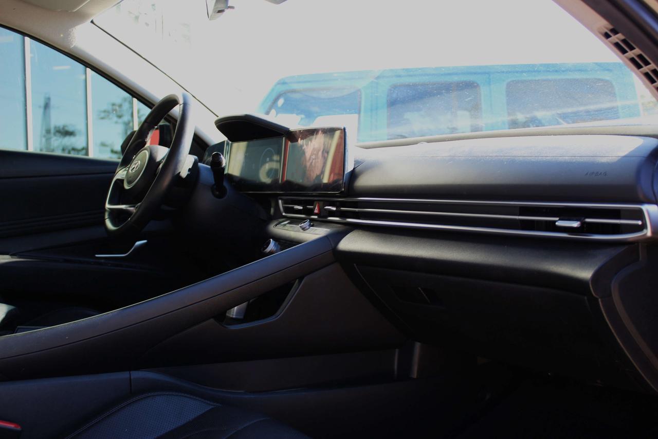 2023 Hyundai Elantra Luxury Photo