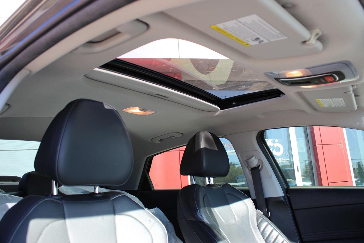 2023 Hyundai Elantra Luxury Photo