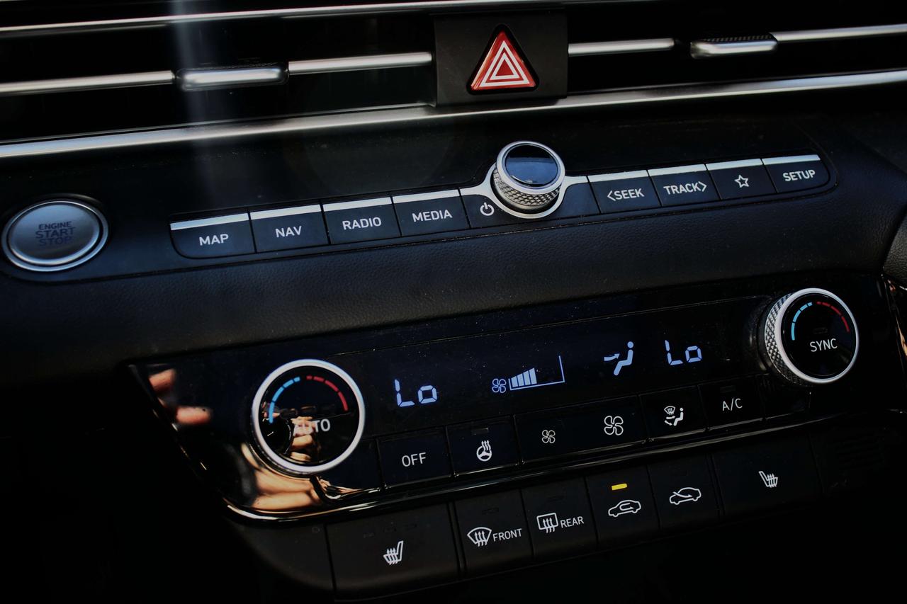2023 Hyundai Elantra Luxury Photo