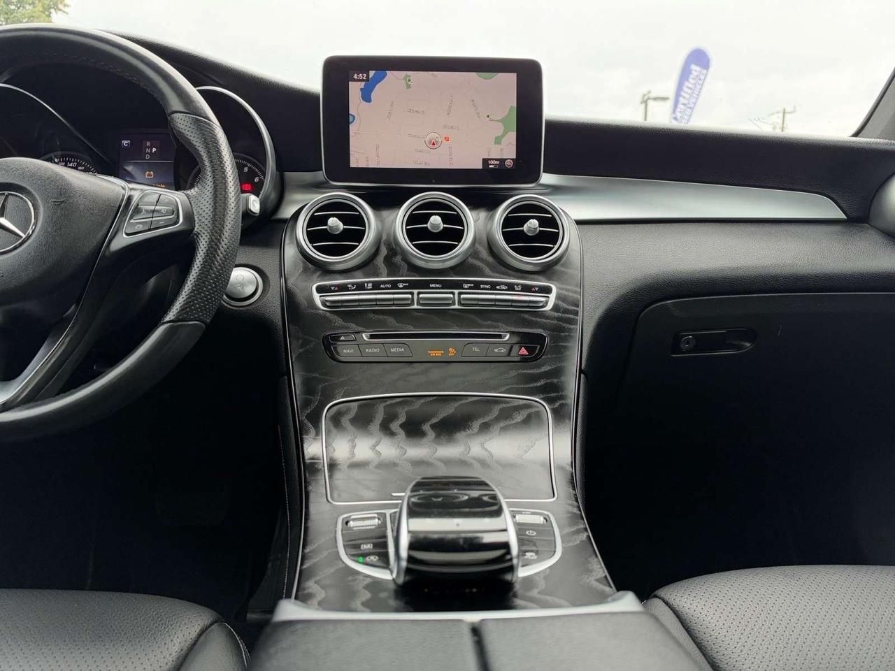2019 Mercedes-Benz GLC GLC 300 4MATIC AMG PKG * DRIVER ASSIST / PANORAMIC ROOF / LED LIGHTS Photo