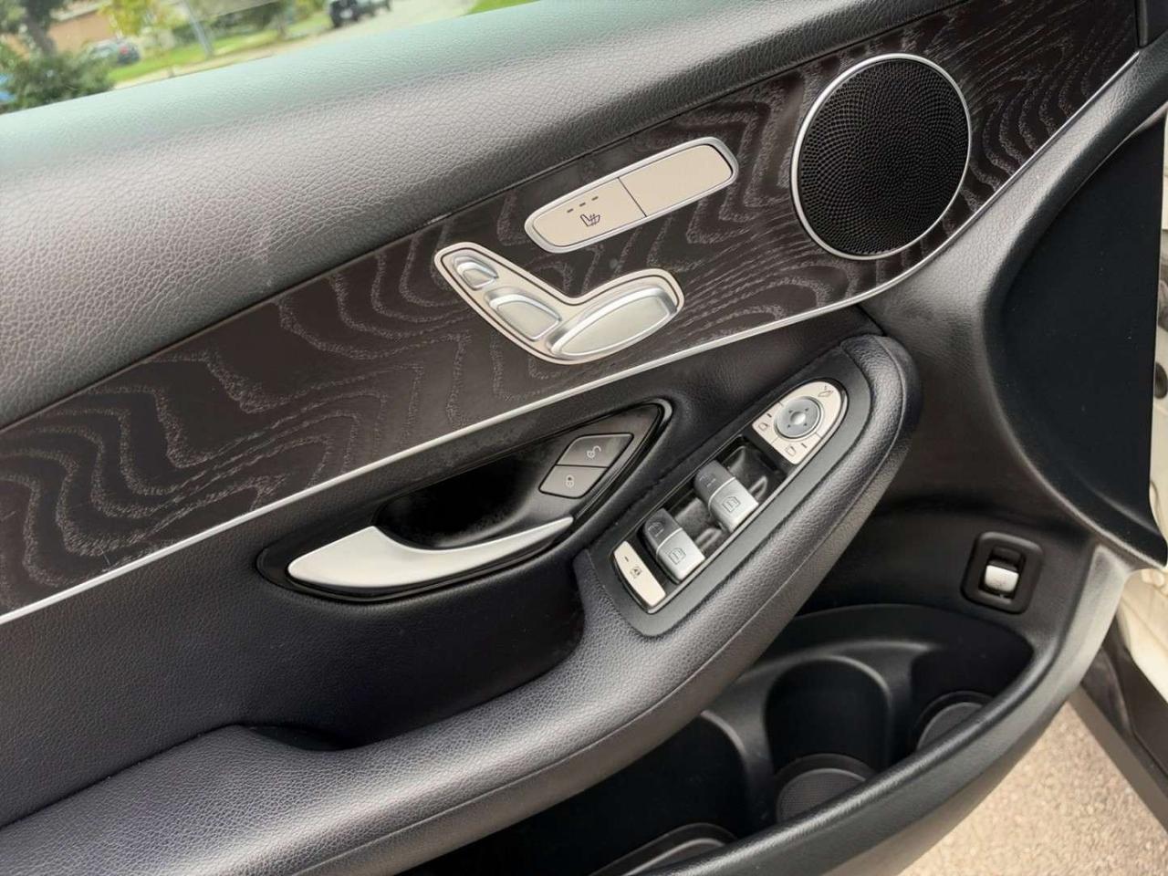 2019 Mercedes-Benz GLC GLC 300 4MATIC AMG PKG * DRIVER ASSIST / PANORAMIC ROOF / LED LIGHTS Photo