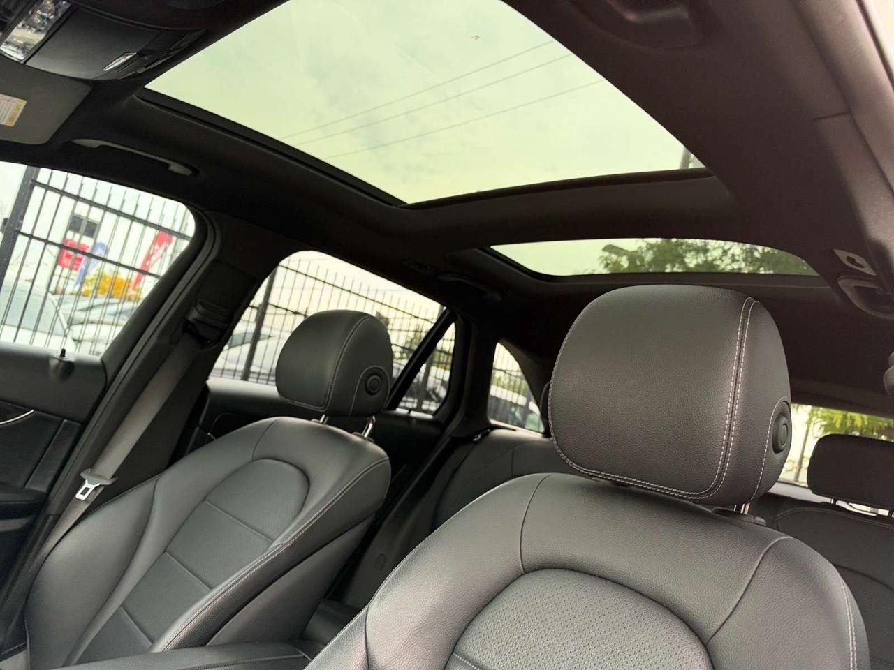 2019 Mercedes-Benz GLC GLC 300 4MATIC AMG PKG * DRIVER ASSIST / PANORAMIC ROOF / LED LIGHTS Photo