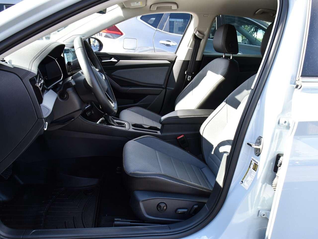 2025 Volkswagen Jetta LOW KMS, REARVIEW MONITOR, APPLE CARPLAY Photo