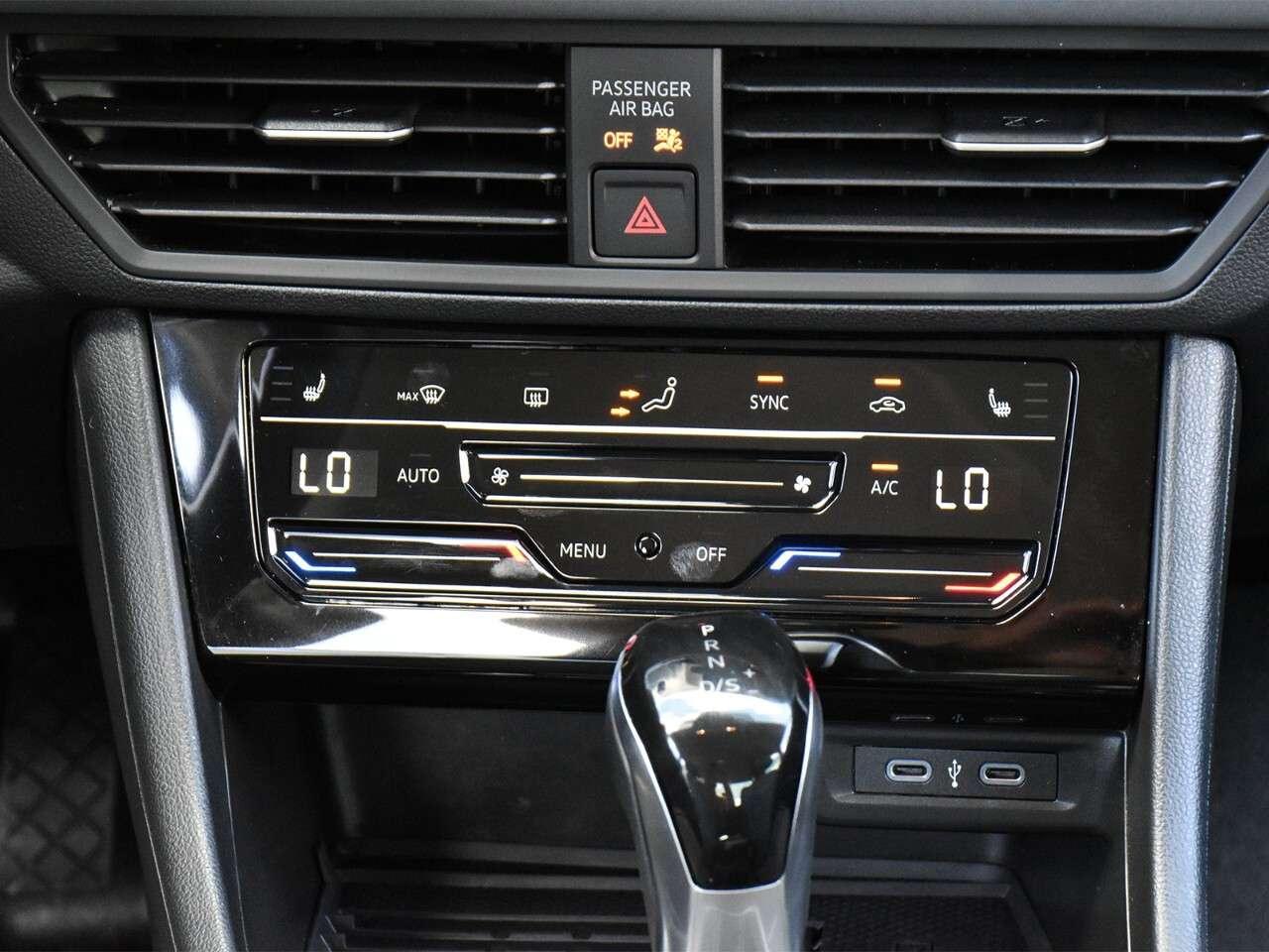 2025 Volkswagen Jetta LOW KMS, REARVIEW MONITOR, APPLE CARPLAY Photo