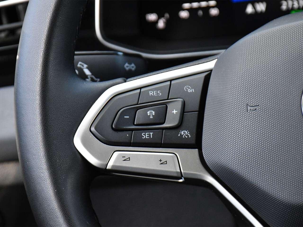 2025 Volkswagen Jetta LOW KMS, REARVIEW MONITOR, APPLE CARPLAY Photo