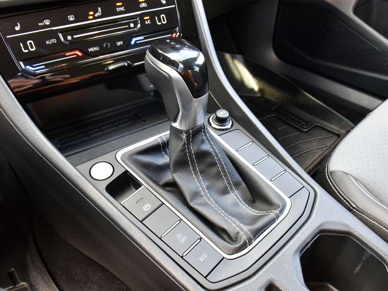 2025 Volkswagen Jetta LOW KMS, REARVIEW MONITOR, APPLE CARPLAY Photo