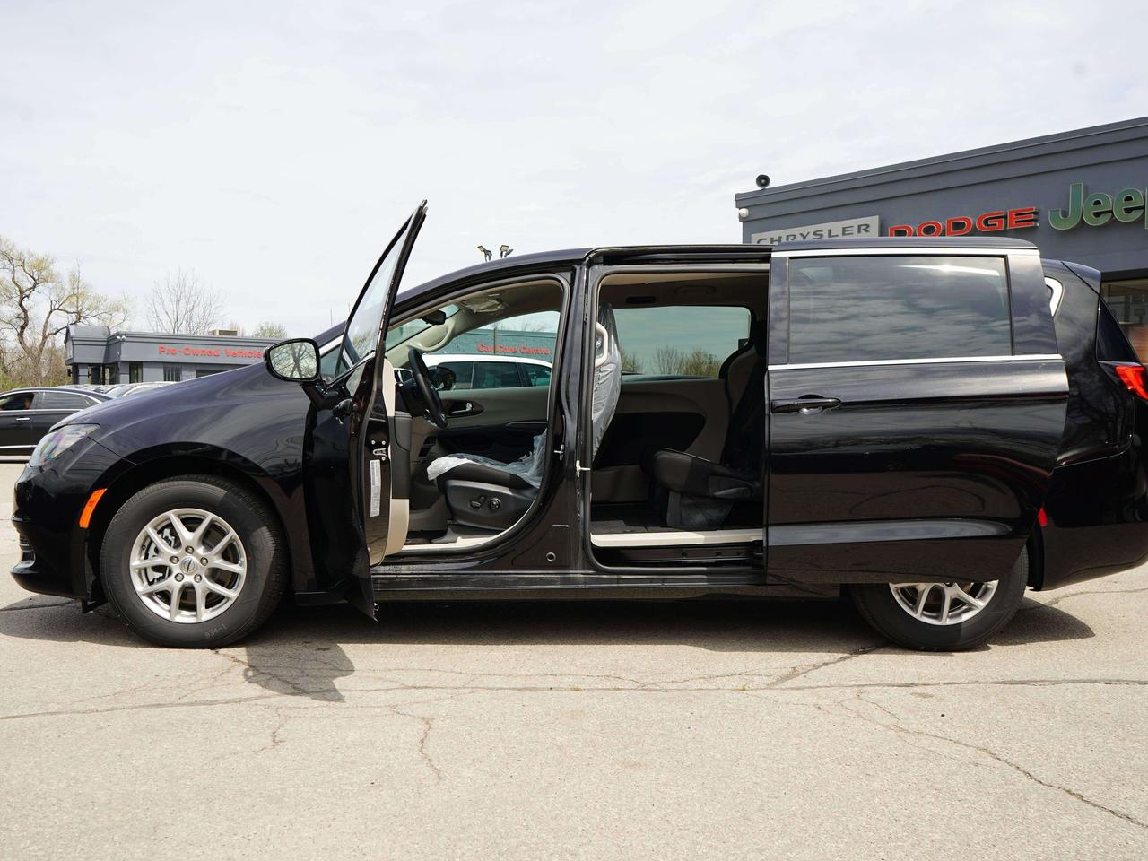 2024 Chrysler Grand Caravan SXT Photo