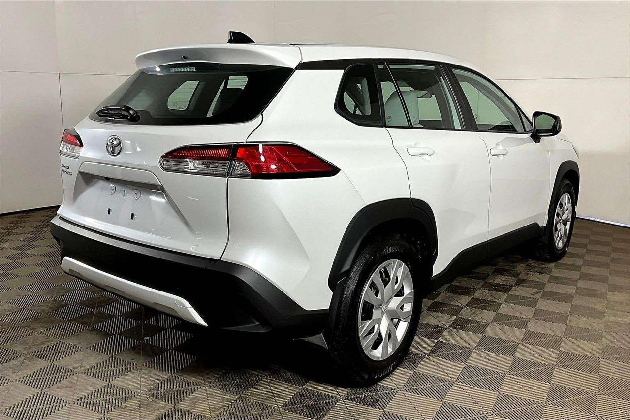 2024 Toyota Corolla Cross L FWD Photo5