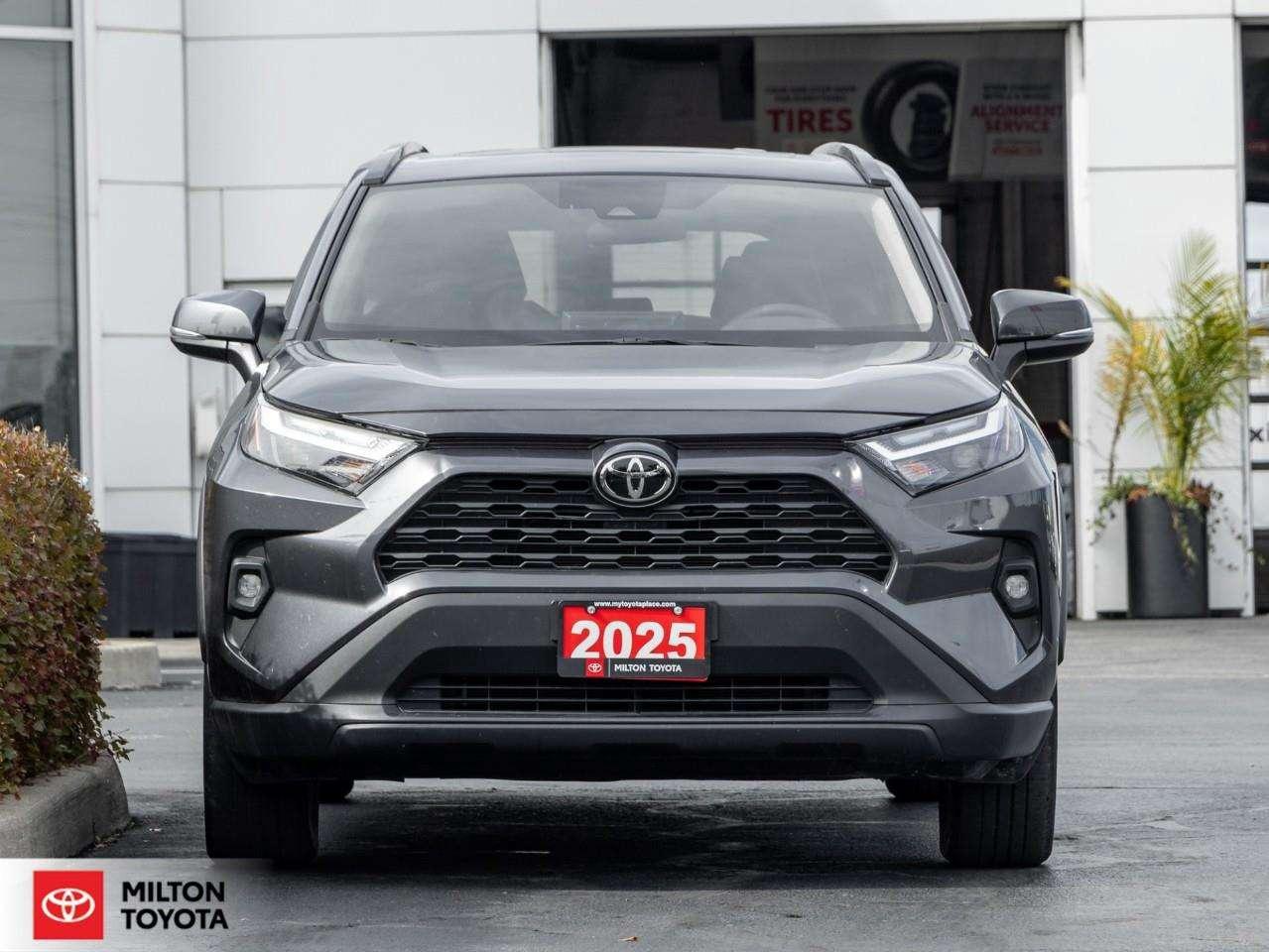 2025 Toyota RAV4 XLE PREMIUM LEATHER SEATING SUNROOF CARPLAY ONE OWNER TCUV XLE Photo