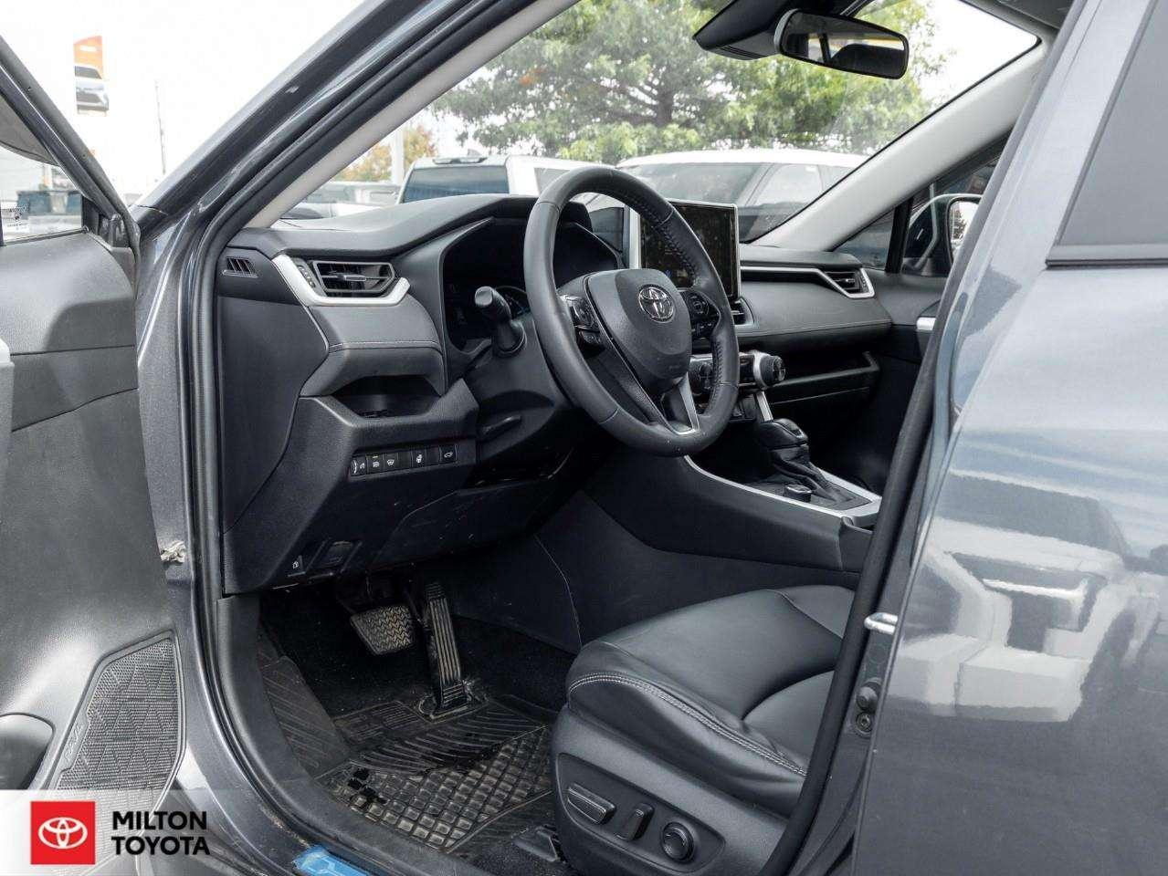 2025 Toyota RAV4 XLE PREMIUM LEATHER SEATING SUNROOF CARPLAY ONE OWNER TCUV XLE Photo