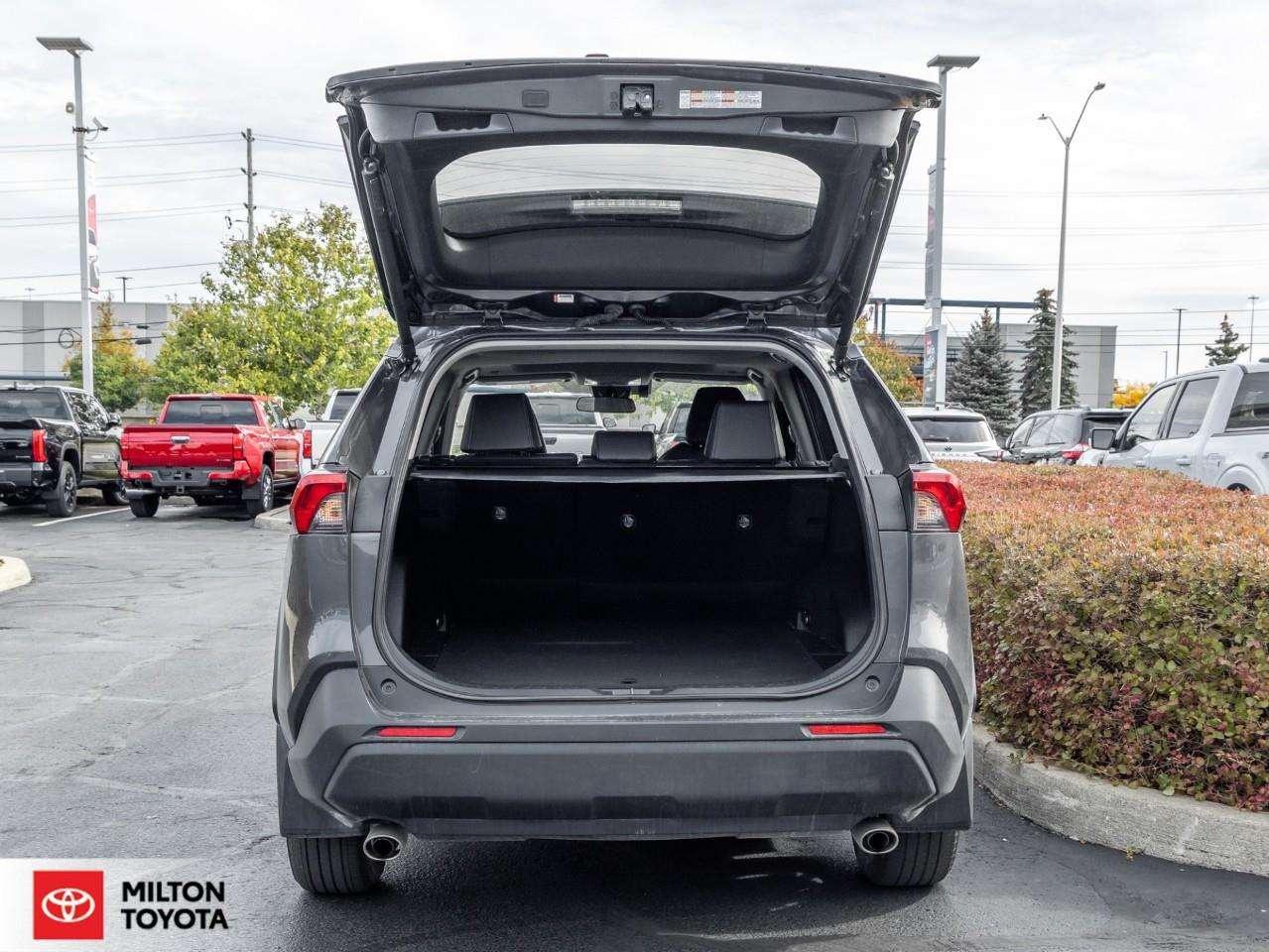 2025 Toyota RAV4 XLE PREMIUM LEATHER SEATING SUNROOF CARPLAY ONE OWNER TCUV XLE Photo
