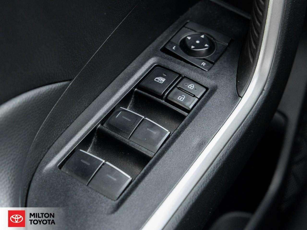 2025 Toyota RAV4 XLE PREMIUM LEATHER SEATING SUNROOF CARPLAY ONE OWNER TCUV XLE Photo
