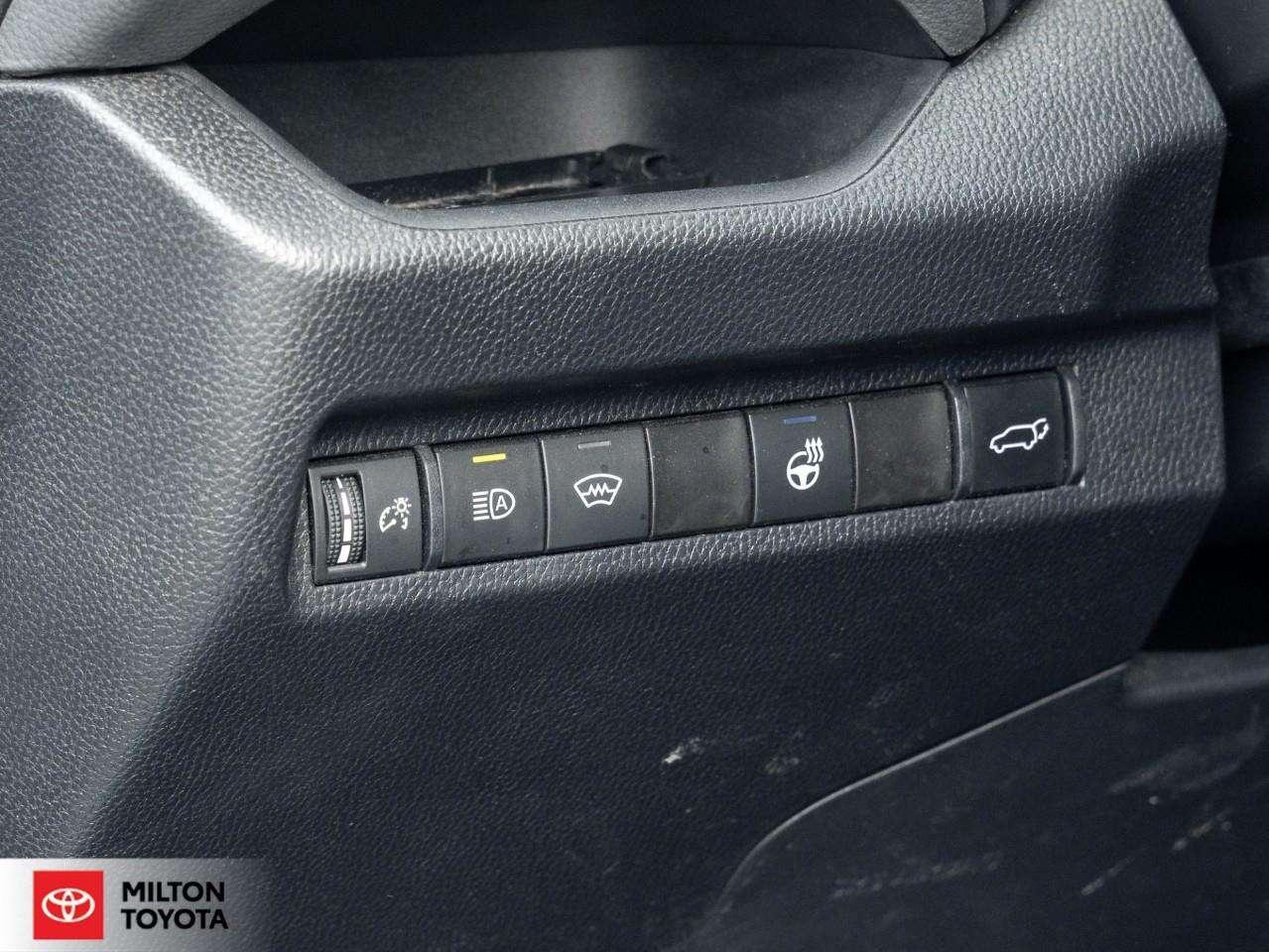 2025 Toyota RAV4 XLE PREMIUM LEATHER SEATING SUNROOF CARPLAY ONE OWNER TCUV XLE Photo