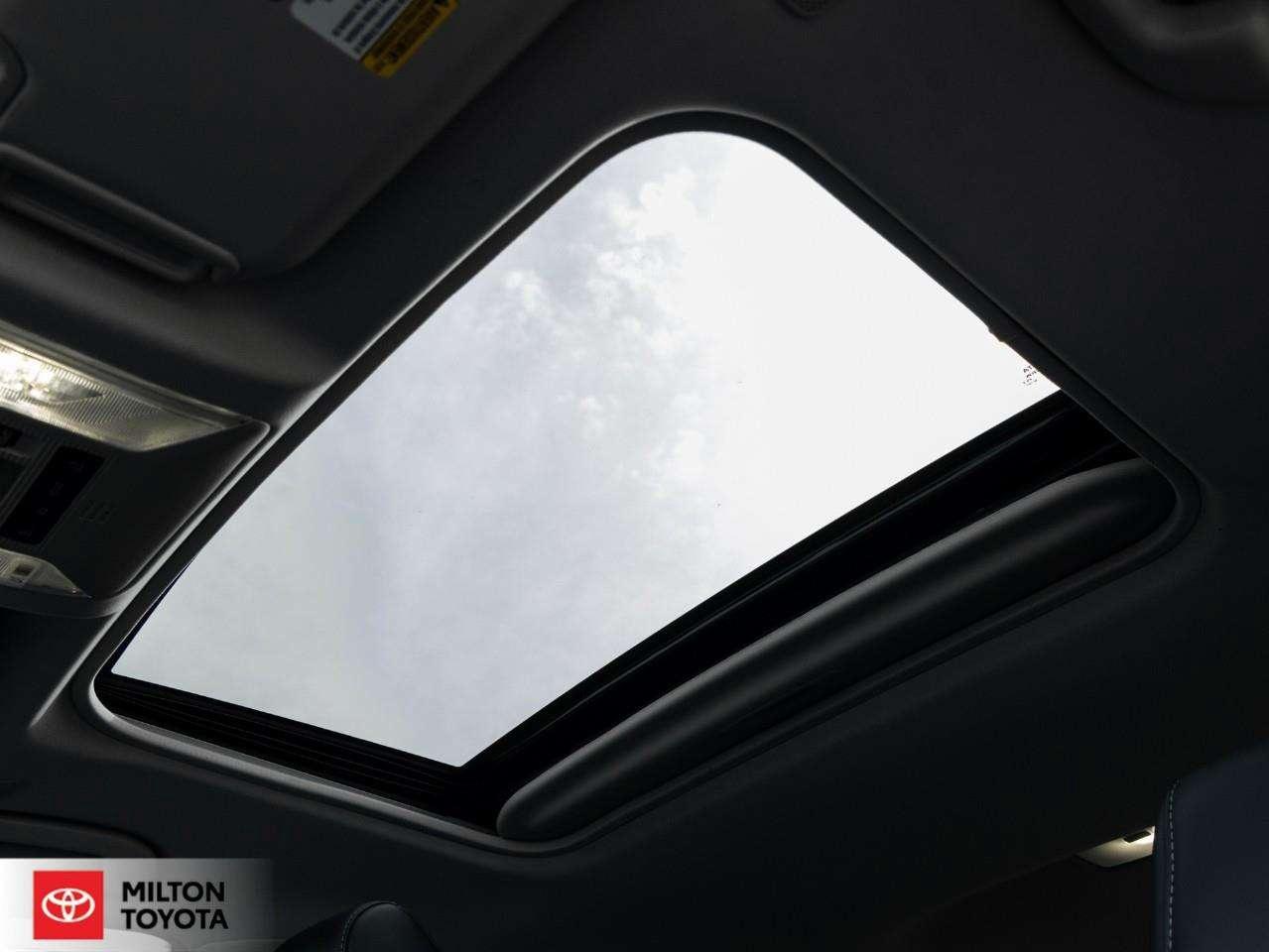 2025 Toyota RAV4 XLE PREMIUM LEATHER SEATING SUNROOF CARPLAY ONE OWNER TCUV XLE Photo