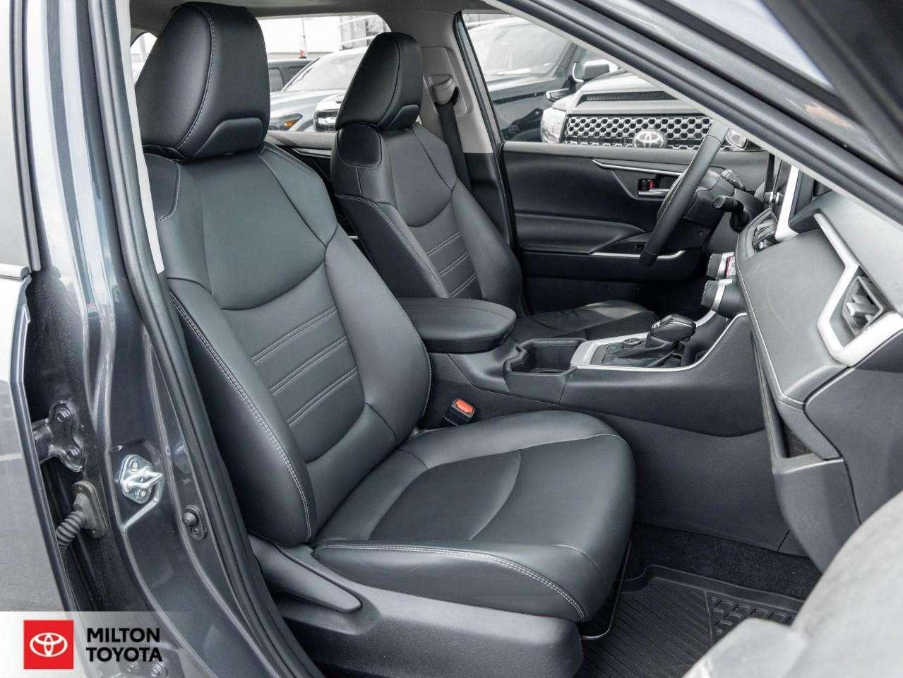 2025 Toyota RAV4 XLE PREMIUM LEATHER SEATING SUNROOF CARPLAY ONE OWNER TCUV XLE Photo