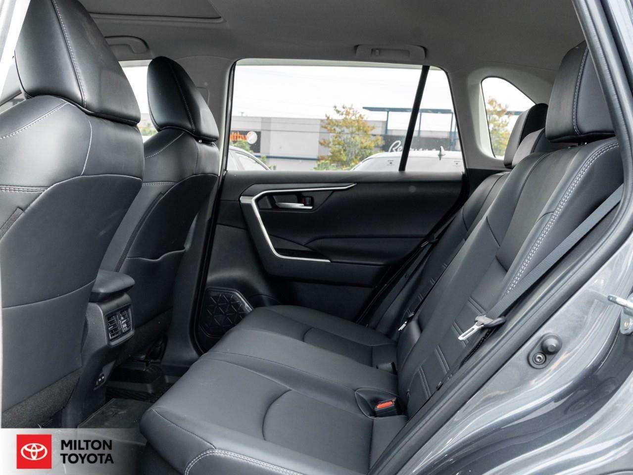 2025 Toyota RAV4 XLE PREMIUM LEATHER SEATING SUNROOF CARPLAY ONE OWNER TCUV XLE Photo