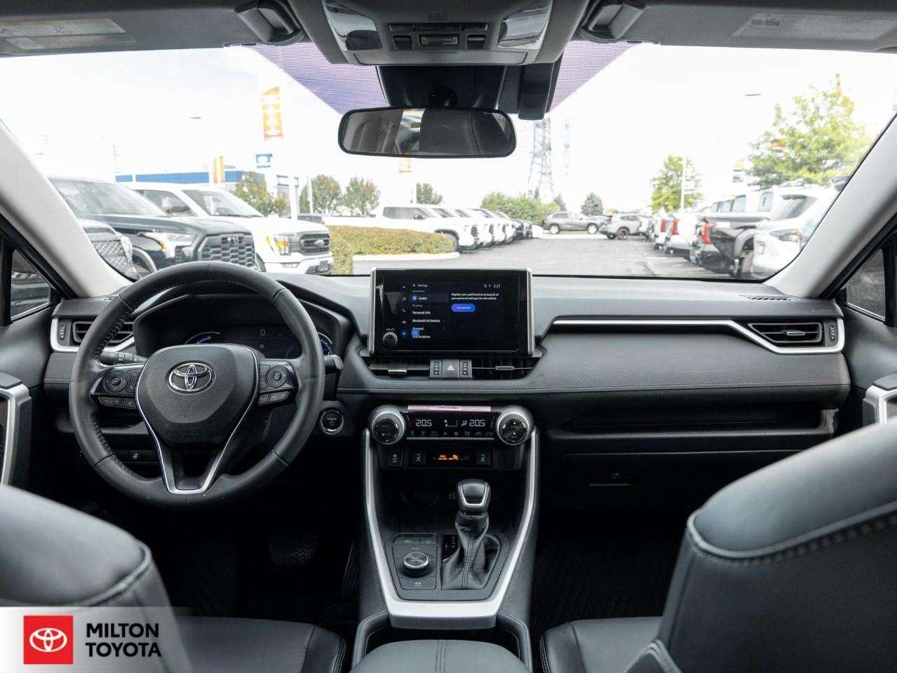 2025 Toyota RAV4 XLE PREMIUM LEATHER SEATING SUNROOF CARPLAY ONE OWNER TCUV XLE Photo