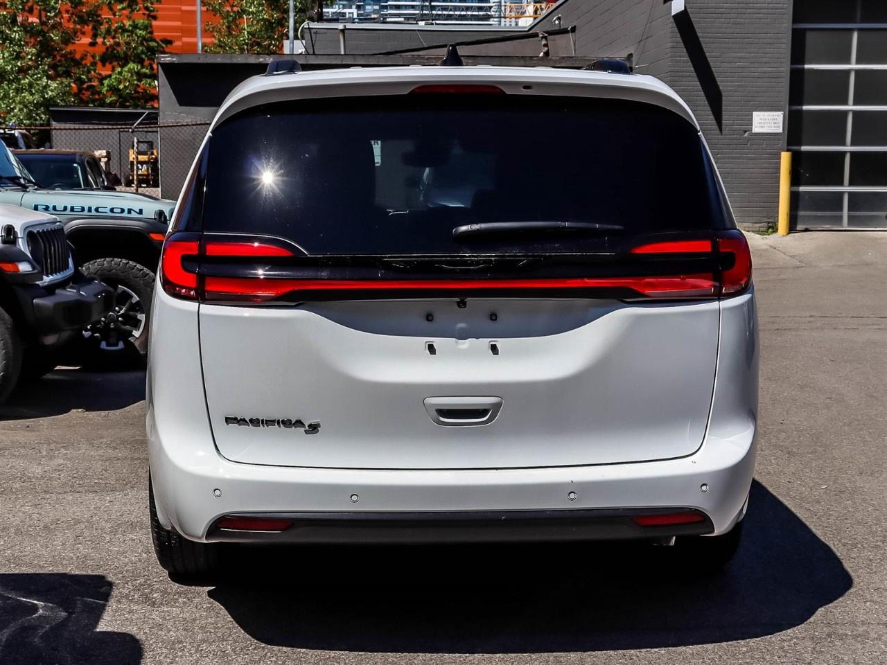 2027 Chrysler Pacifica Select FWD Photo3