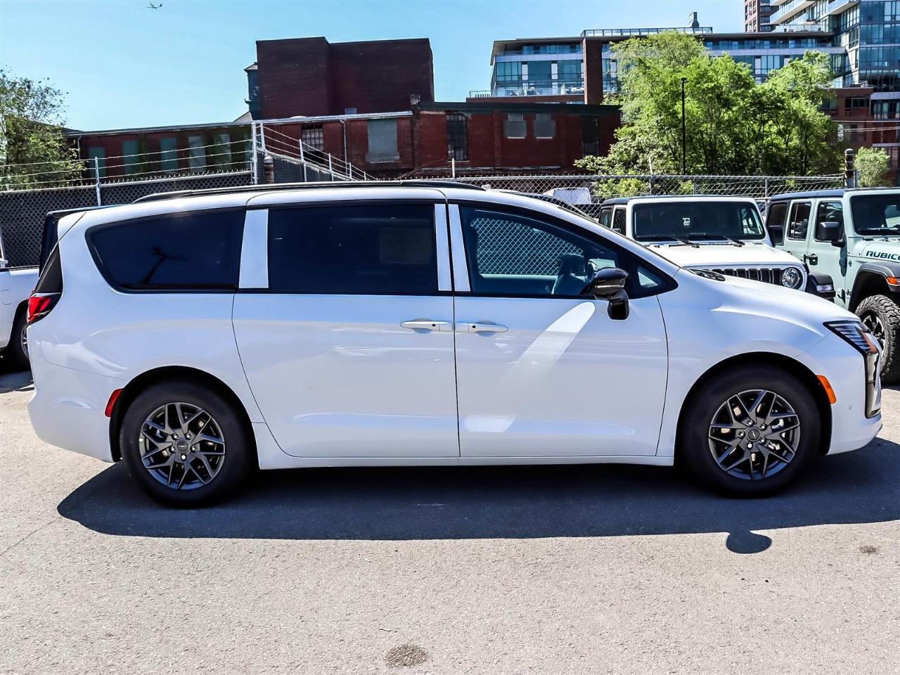 2027 Chrysler Pacifica Select FWD Photo2