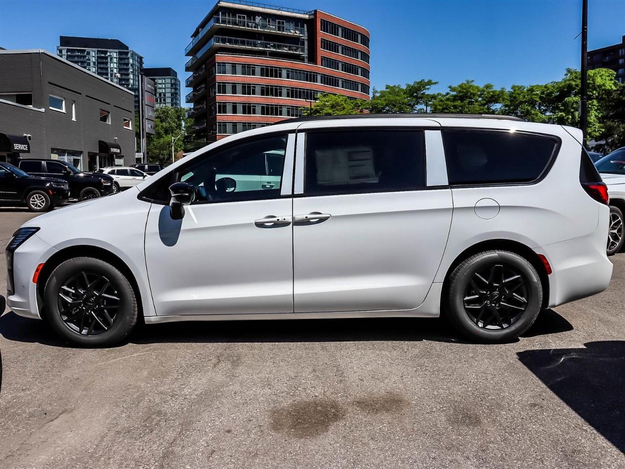 2027 Chrysler Pacifica Select FWD Photo