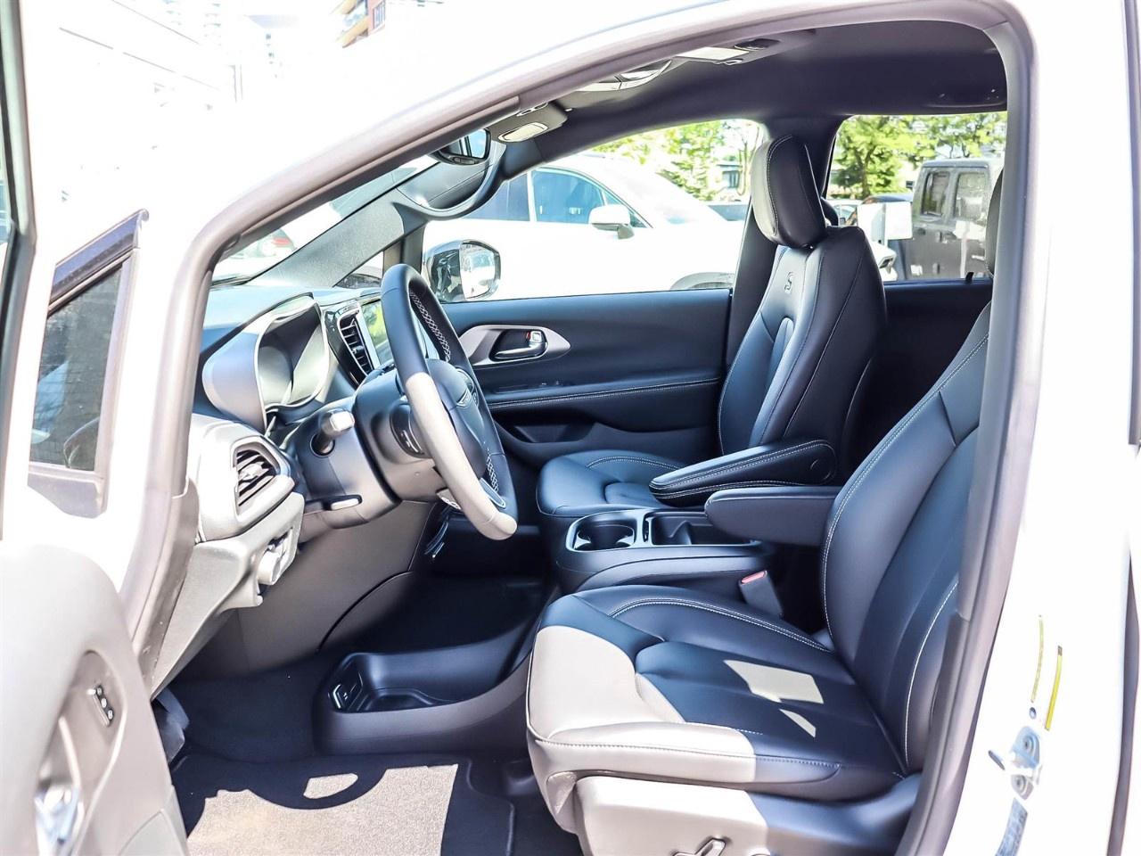 2027 Chrysler Pacifica Select FWD Photo