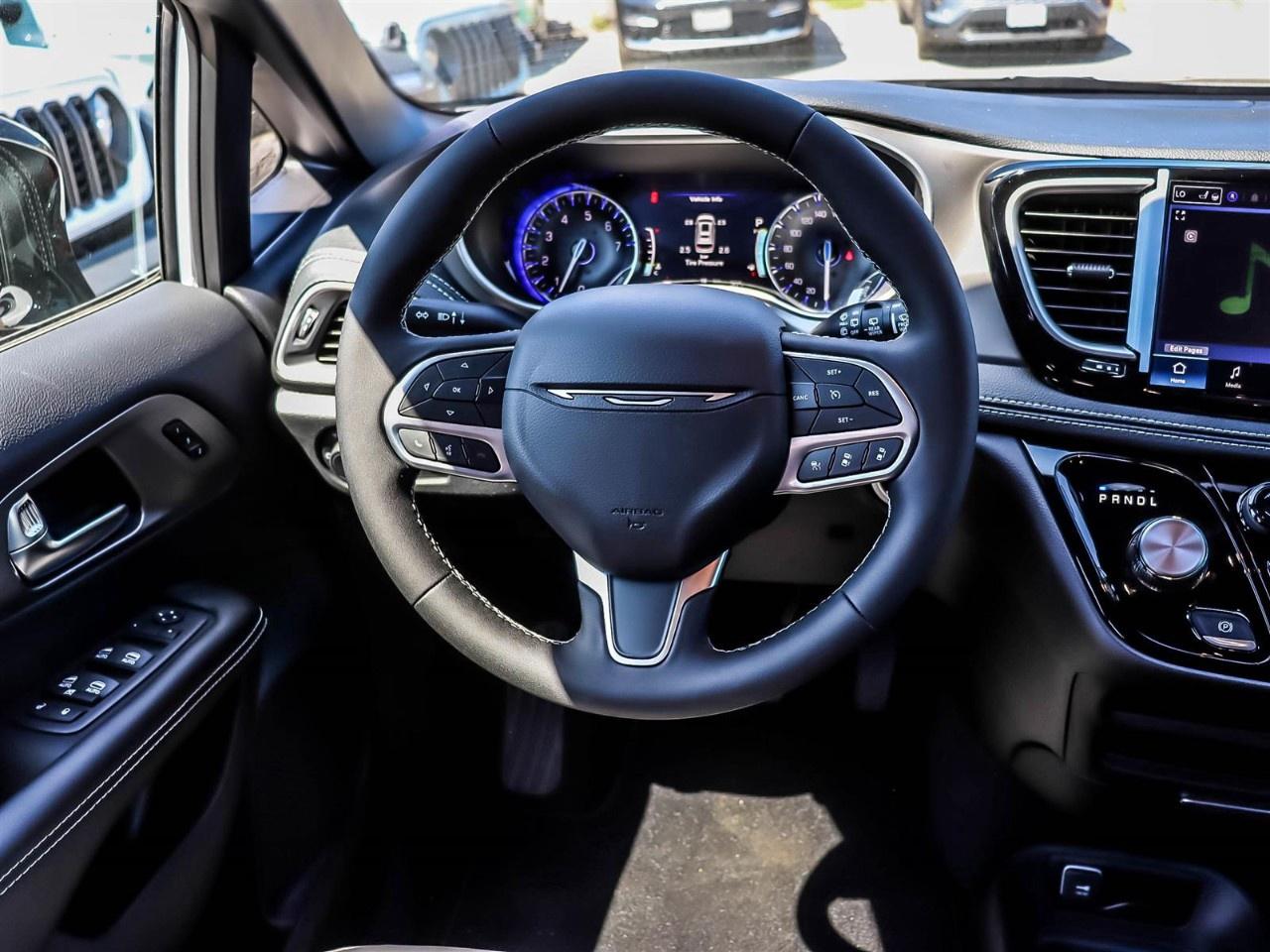 2027 Chrysler Pacifica Select FWD Photo