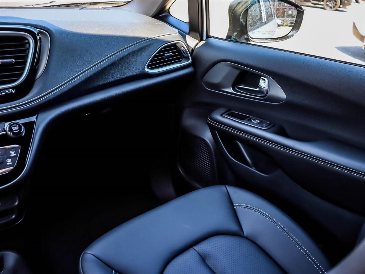 2027 Chrysler Pacifica Select FWD Photo