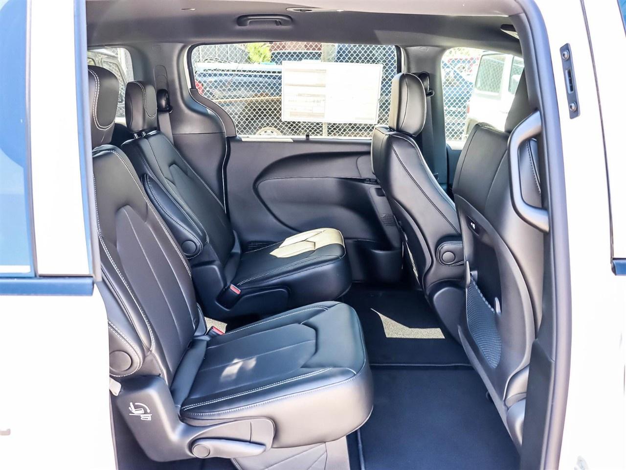 2027 Chrysler Pacifica Select FWD Photo