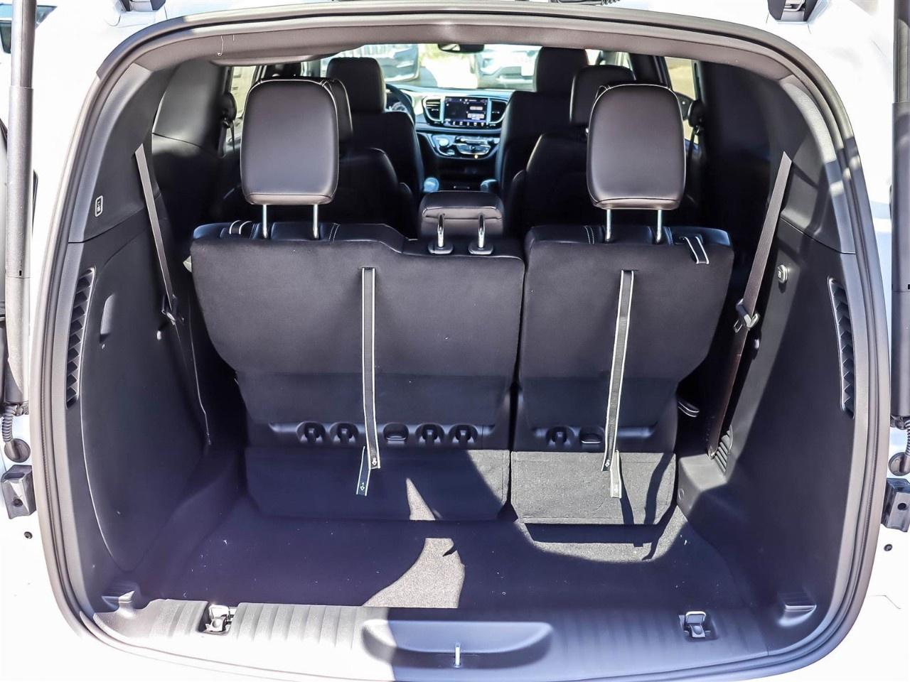 2027 Chrysler Pacifica Select FWD Photo