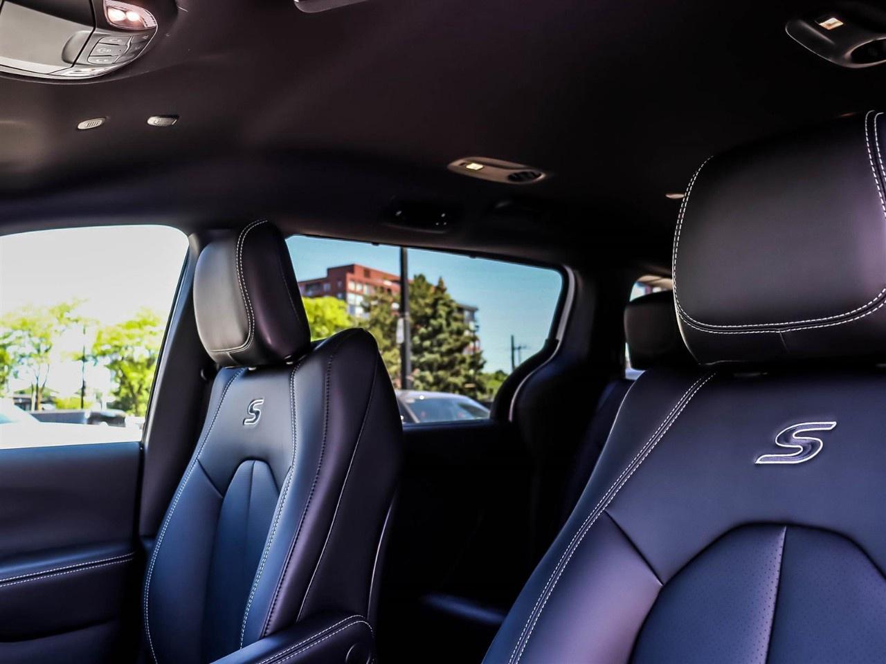 2027 Chrysler Pacifica Select FWD Photo