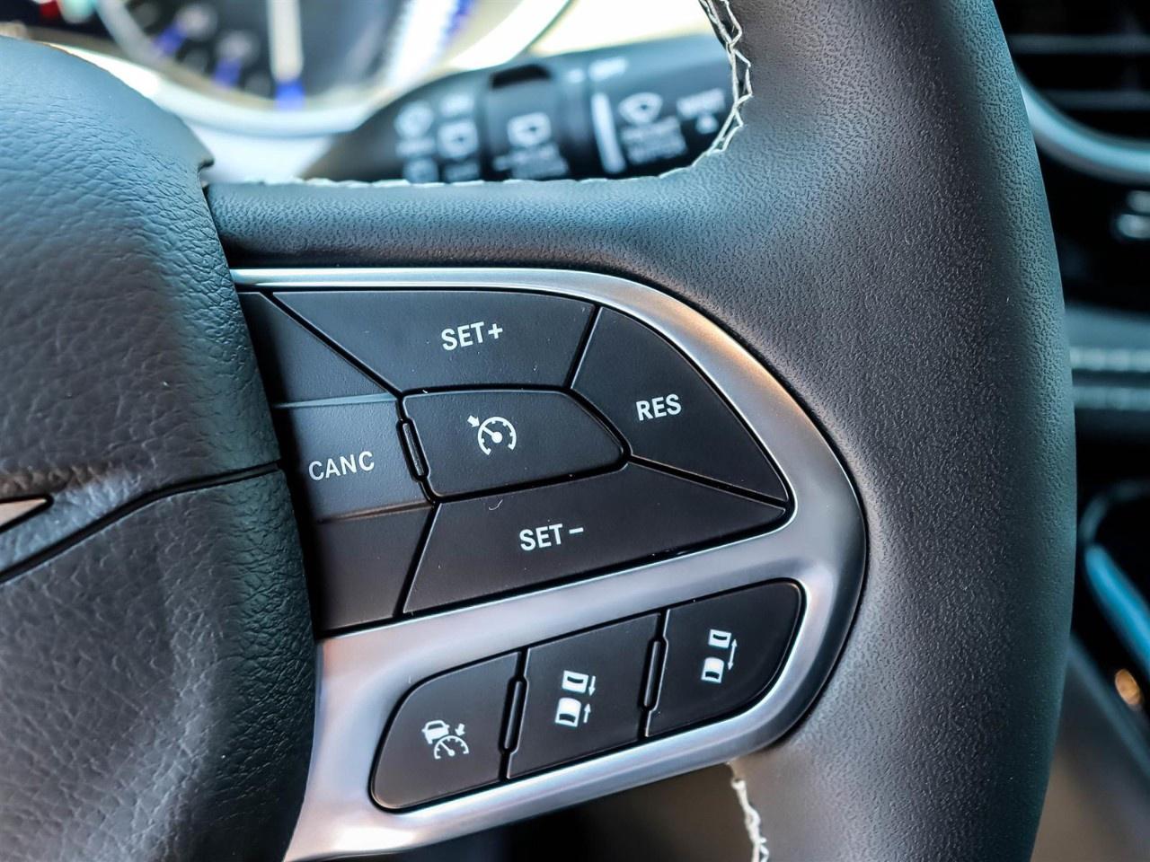2027 Chrysler Pacifica Select FWD Photo