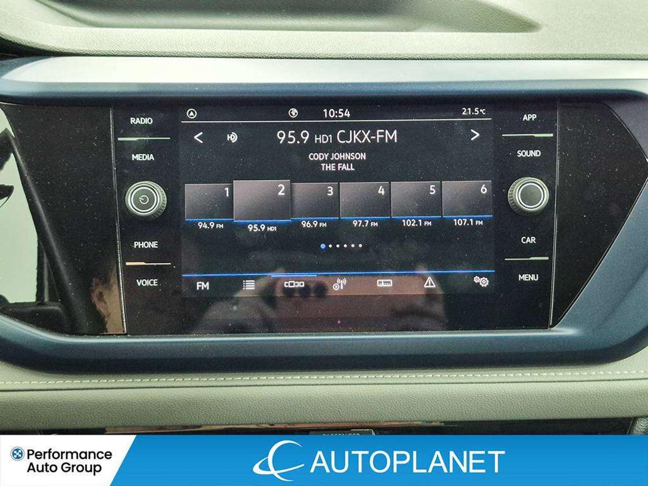 2024 Volkswagen Taos Comfortline, Back Up Cam, Pano Roof, Heated Seats! Photo