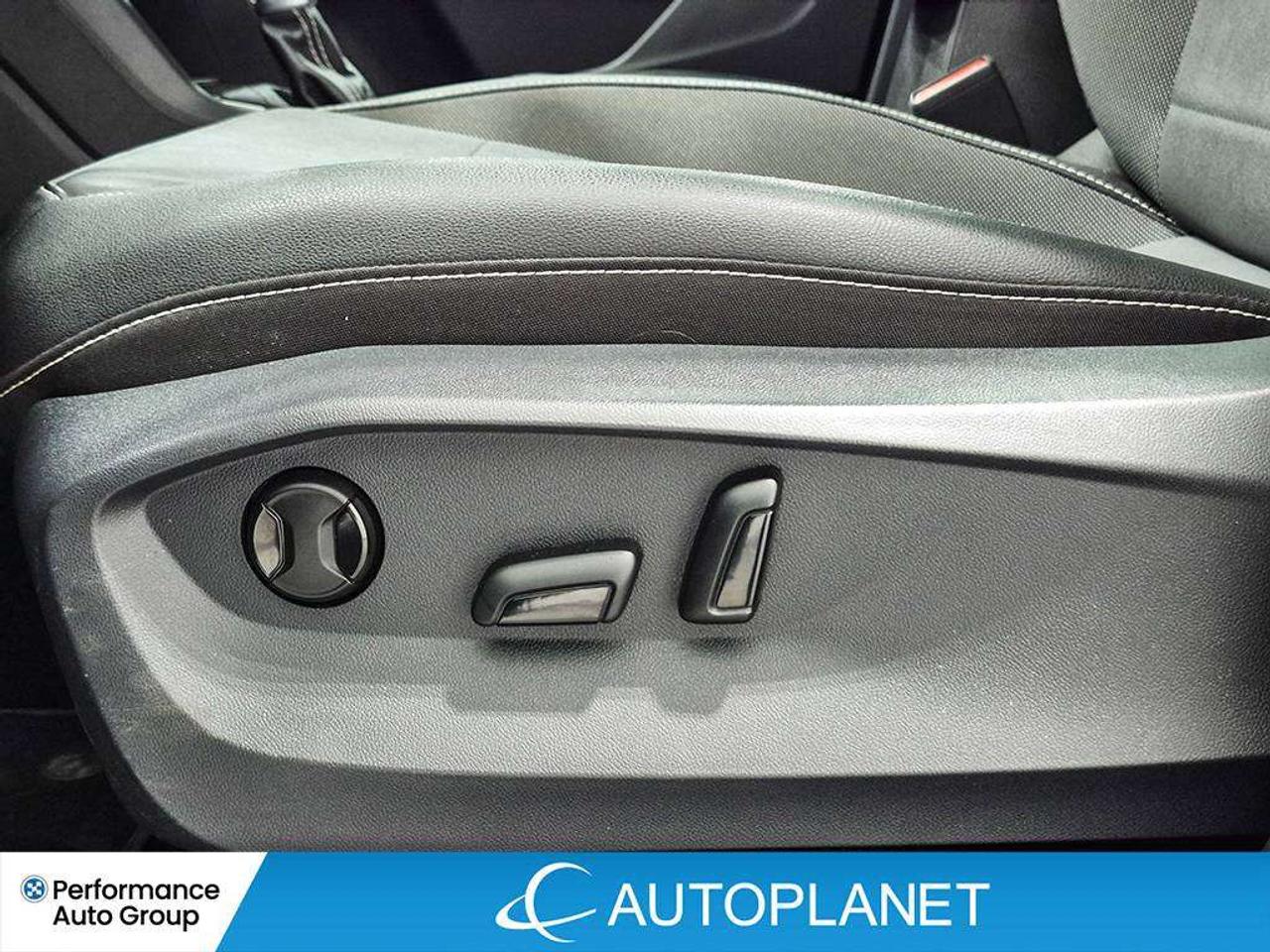 2024 Volkswagen Taos Comfortline, Back Up Cam, Pano Roof, Heated Seats! Photo