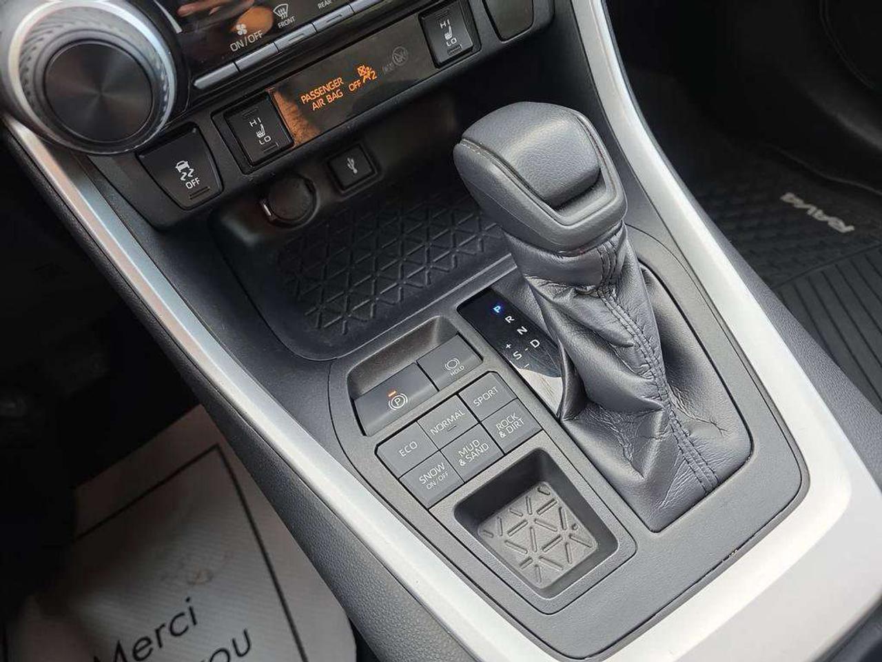 2020 Toyota RAV4 LE Photo