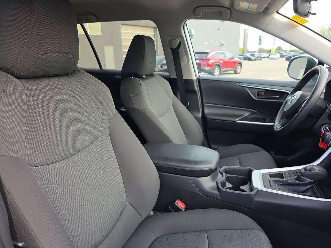 2020 Toyota RAV4 LE Photo