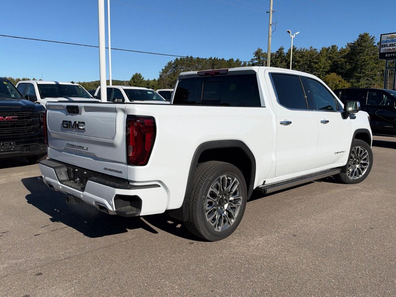 2026 GMC Sierra 1500 Crew Cab Short Box 4-Wheel Drive Denali Ultimate Photo4