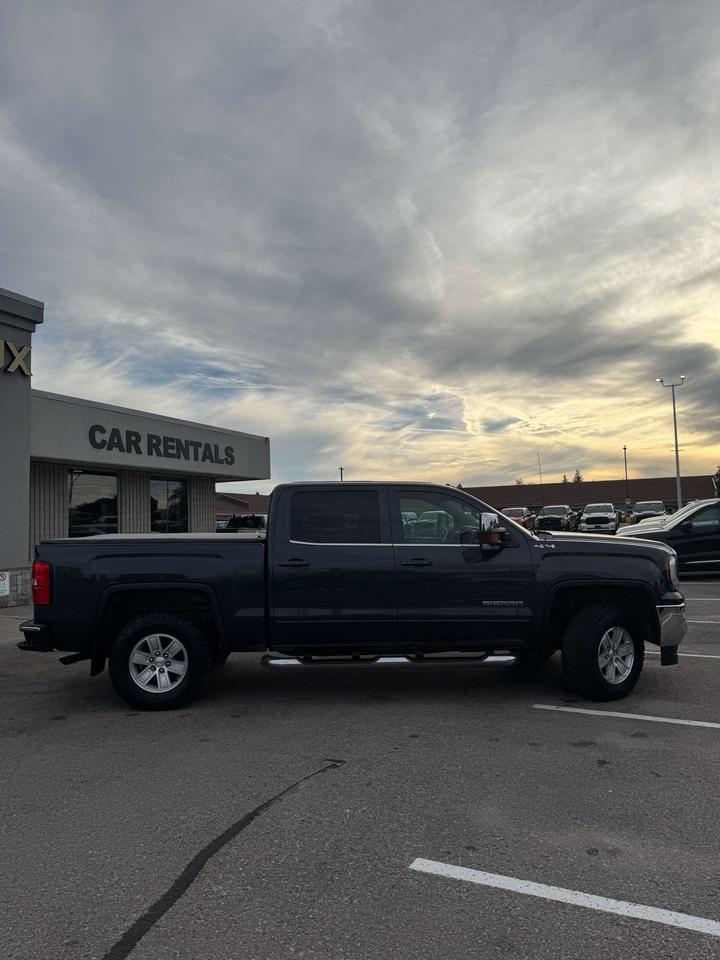 2017 GMC Sierra 1500 4WD Crew Cab 143.5 SLE Photo